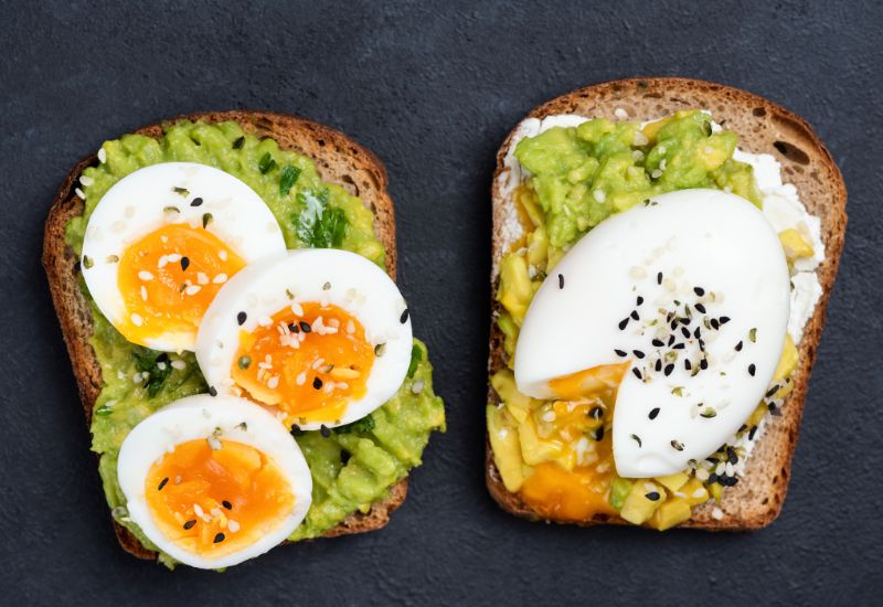 Avokádový toast s vejcem je oblíbená zdravá snídaně