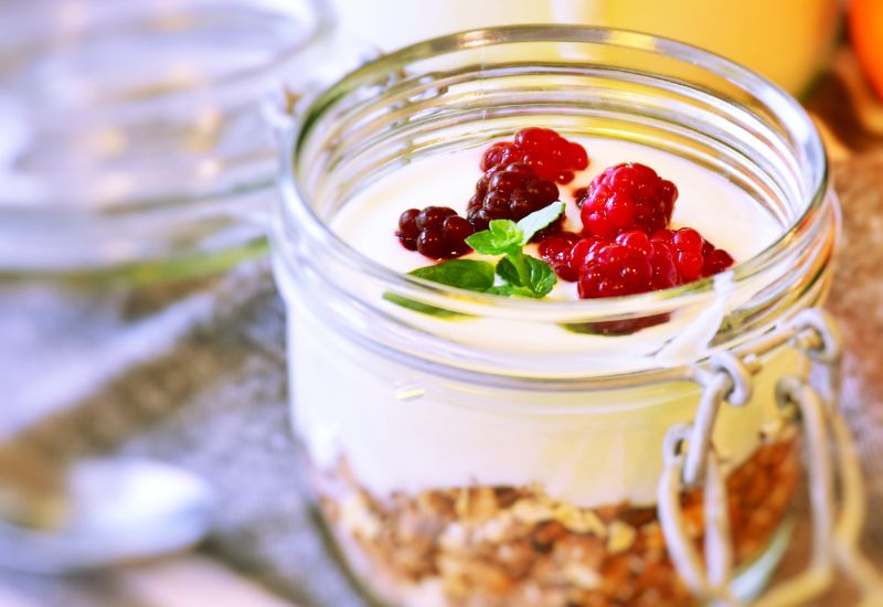 Domácí müsli s jogurtem je oblíbená zdravá snídaně domácí kuchyně